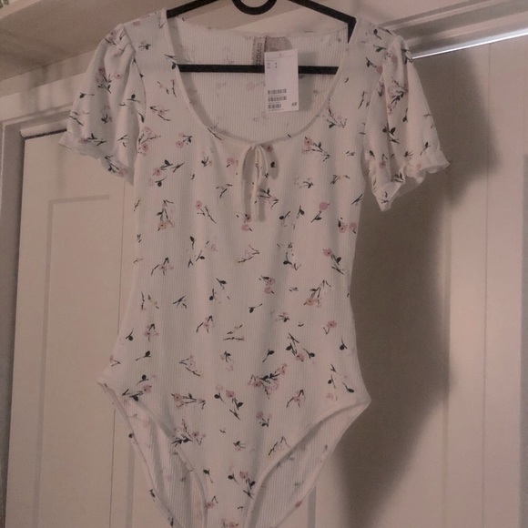 BNWT H&M ribbed body suit cream/flowers - sz S - Picture 2 of 7